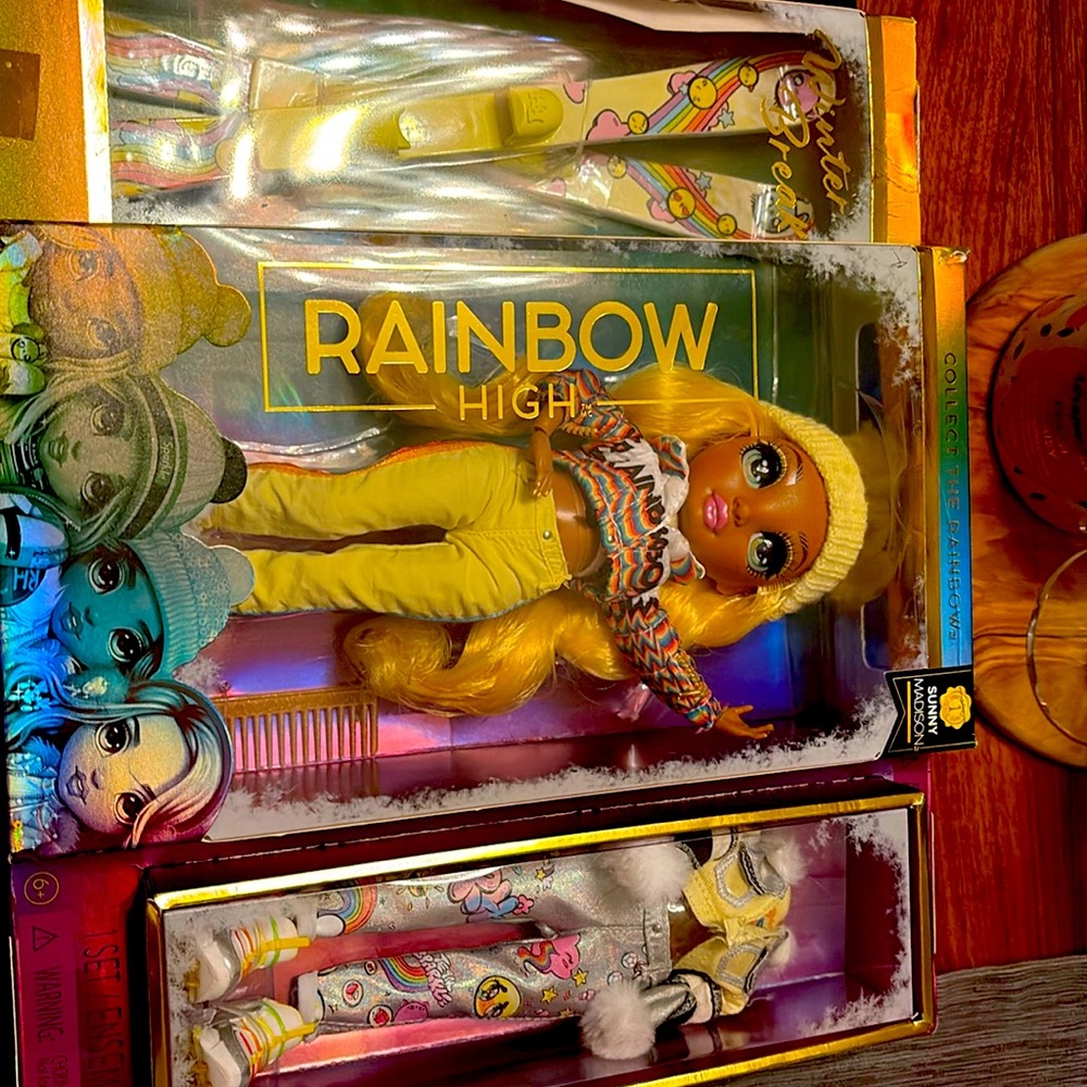 Rainbow High Winter Break Sunny Madison – Yellow Fashion Doll and Playset